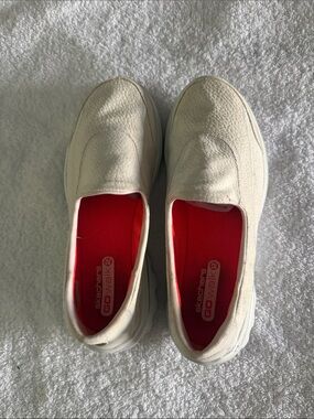 Skechers Women’s Size 8 Cream Slip-On Sneakers